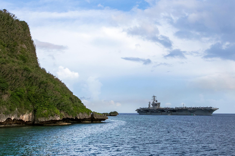 Авианосец ВМФ США Nimitz входит в гавань американской военно-морской базы на острове Гуам в Тихом океана