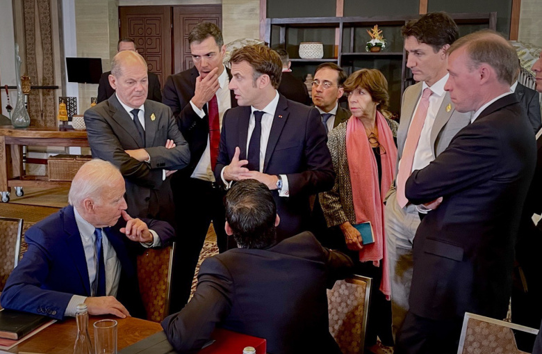Президент США Джо Байден, канцлер Германии Олаф Шольц, премьер-министр Испании Педро Санчес, президент Франции Эммануэль Макрон, премьер-министр Великобритании Риши Сунак, премьер-министр Канады Джастин Трюдо в кулуарах саммита G20