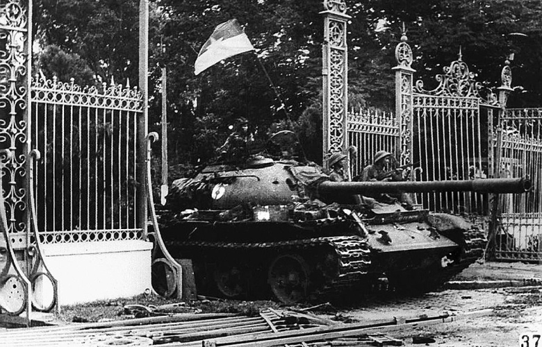 Северо-вьетнамский танк проезжает через главные ворота президентского дворца в Сайгоне. 30 апреля 1975 года. Фото: wikipedia.org