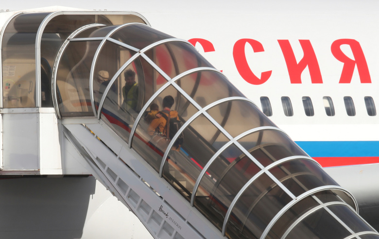 Российские дипломаты с семьями покидают Лондон. Фото: Chris Radburn / Reuters