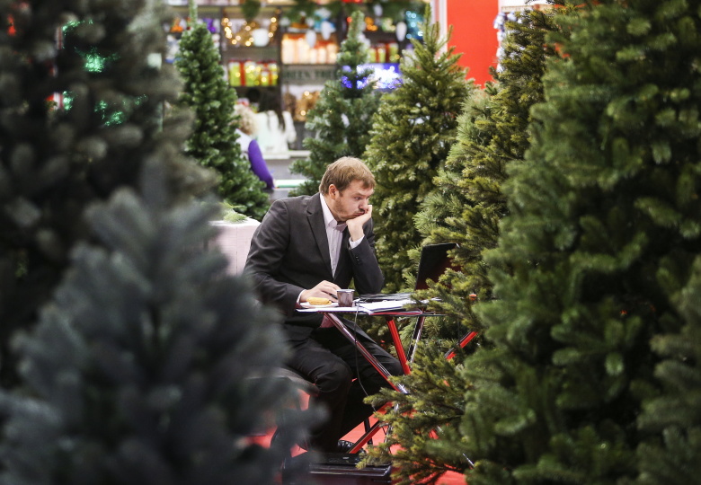 Посетитель на выставке "Christmas Time. 100 дней до Нового Года" в ЦДХ.