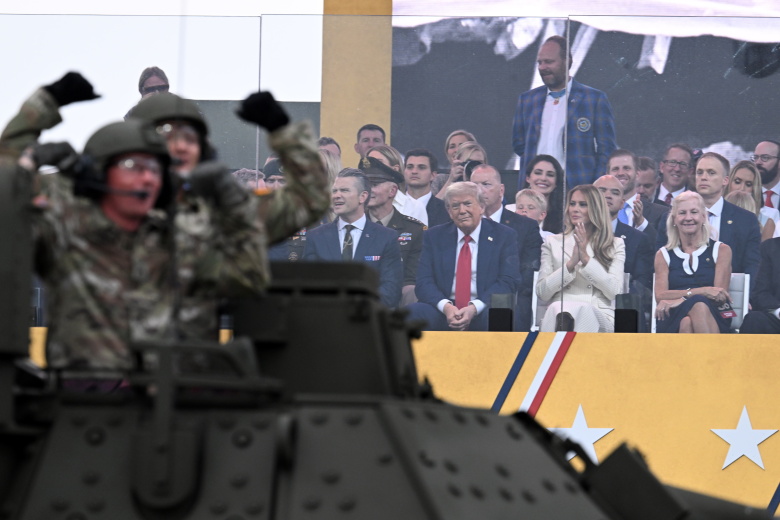 Дональд Трамп во время парада, посвященного 250-летию армии США Армии США, 14 июня 2025 года, Вашингтон