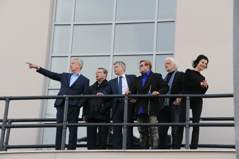 Москва, 25 марта 2015 года, открытие Театр Романа Виктюка после реставрации здания. Слева направо: мэр Москвы Сергей Собянин, руководитель Департамента культуры правительства Москвы Александр Кибовский, художественный руководитель театра Роман Виктюк, актеры Дмитрий Брусникин и Ирина Апексимова