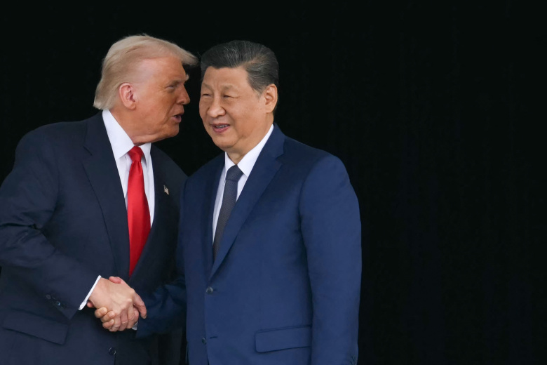 Президент США Дональд Трамп (слева) и председатель КНР Си Цзиньпин пожимают друг другу руки после переговоров в Пусане, 30 октября 2025 года