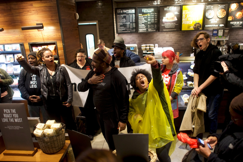 Протестующие в кофейне Starbucks в Филадельфии. Фото: Mark Makela / Reuters