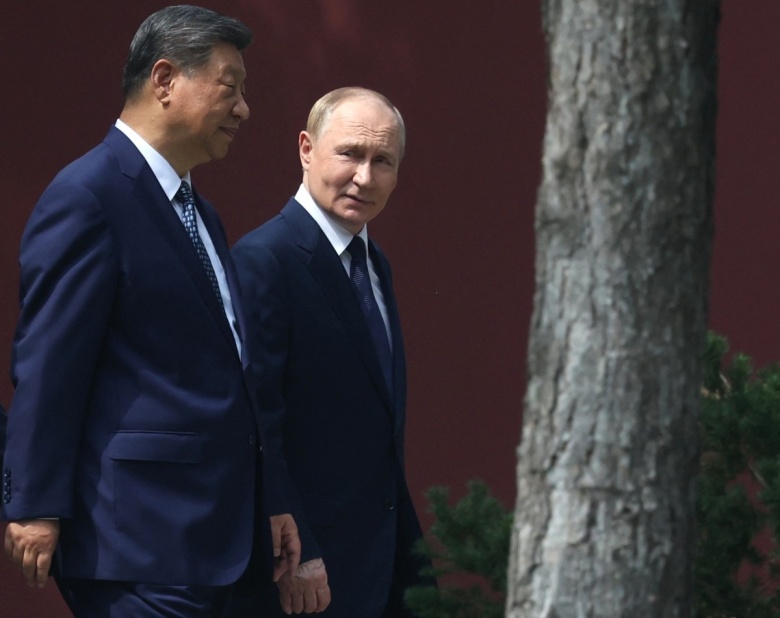Президент России Владимир Путин и председатель КНР Си Цзиньпин прогуливаются по резиденции высшего китайского руководства Чжуннаньхай в Пекине 2 сентября 2025 года