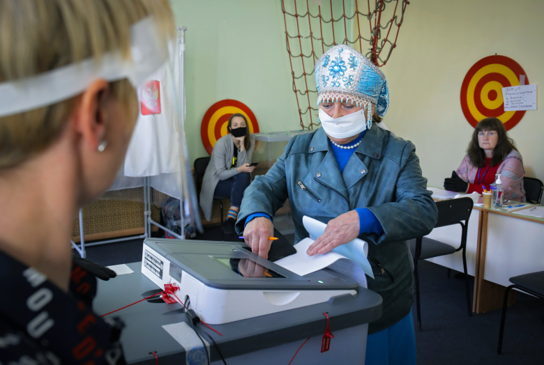 Женщина во время голосования на выборах губернатора Ленинградской области