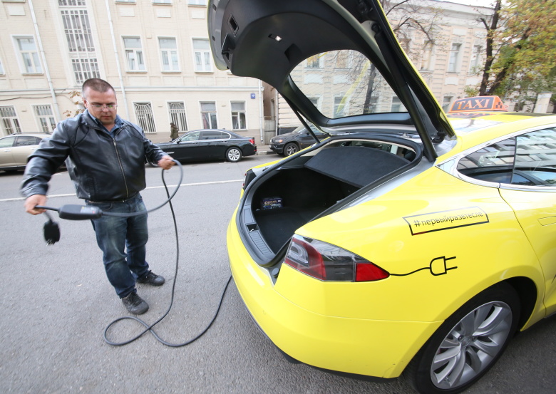 Заправка электротакси Tesla на первой в России зарядной станции. Фото: Сергей Шахиджанян / ТАСС