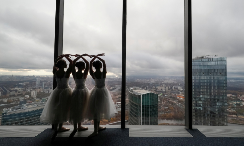 Балерины во время презентации новой компании в Москва-Сити. Фото: Shamil Zhumatov / Reuters