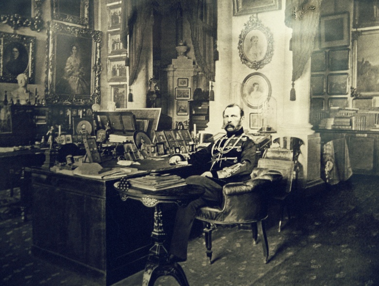 С.Л. Левицкий. Император Александр II в рабочем кабинете (1880). Выставка «Автографы российских императоров и императриц», Государственный исторический музей. Фото: Дмитрий Коробейников / РИА Новости