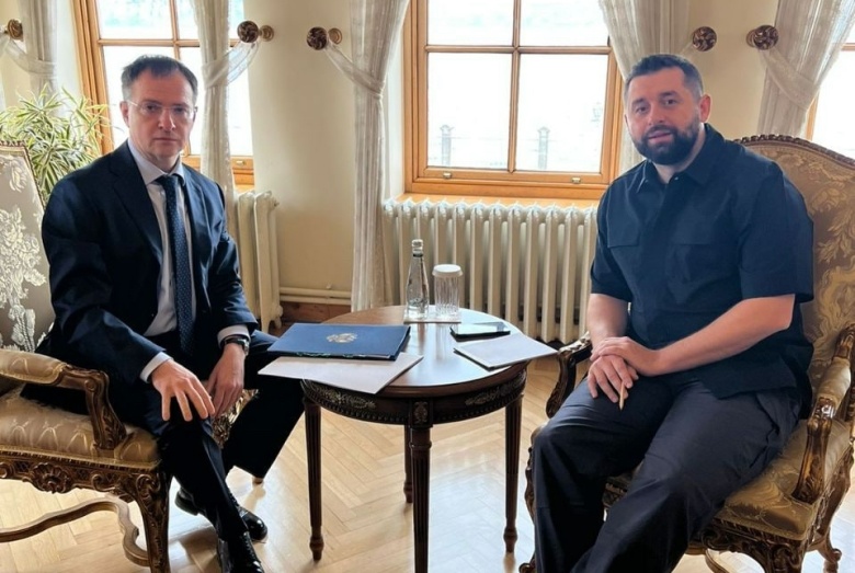 Главы российской и украинской делегаций Владимир Мединский и Давид Арахамия