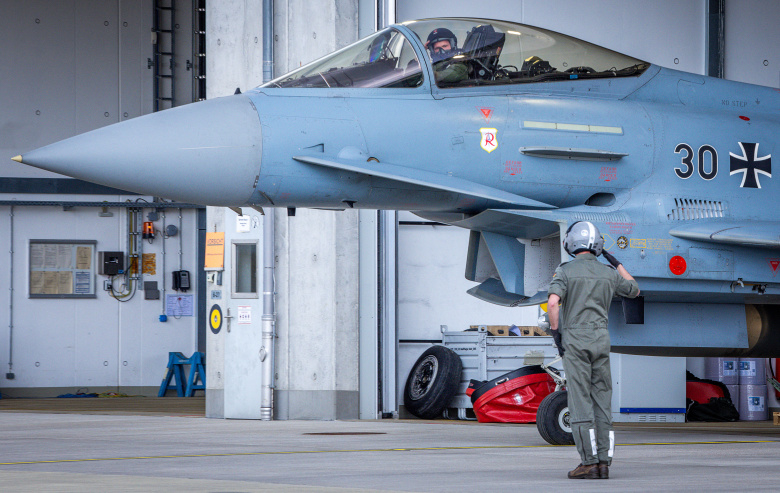 Истребитель Eurofighter Бундесвера, тренирующий постоянную боевую готовность в рамках «Системы быстрого реагирования».