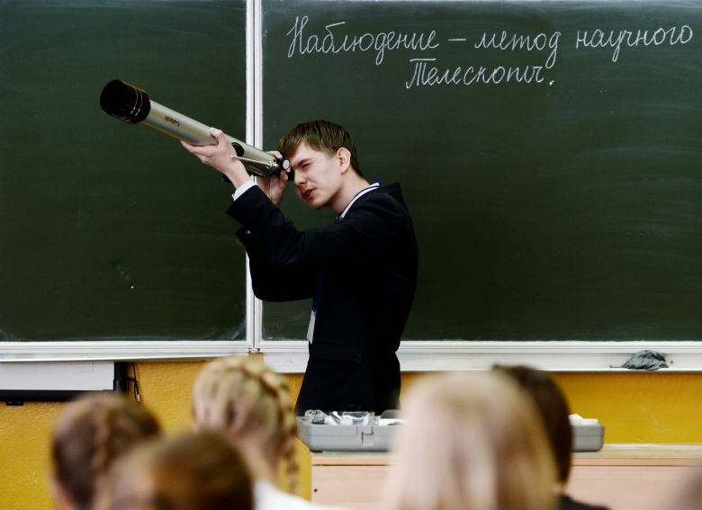 На уроке астрономии.