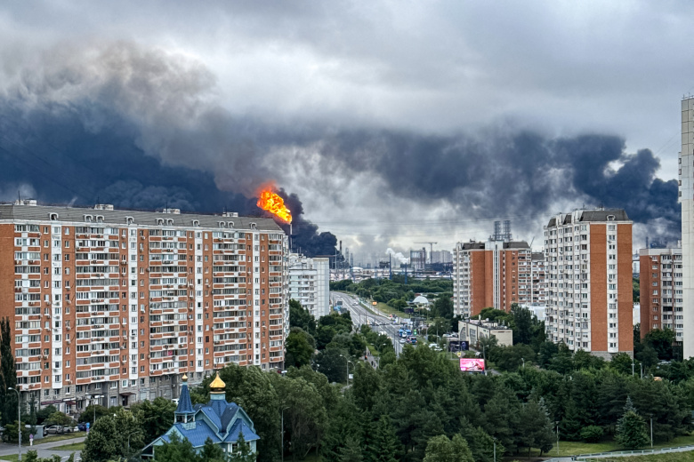 Дым от пожара на НПЗ в Капотне после удара БПЛА 18 июня 2026 года