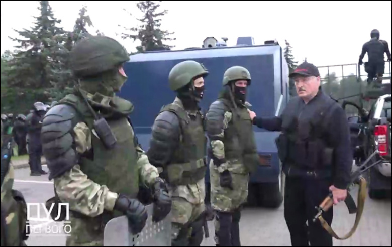 Александр Лукашенко с автоматом. Фото: Пул Первого