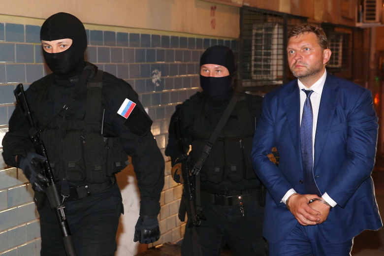 Губернатор Кировской области Никита Белых у здания Басманного суда.