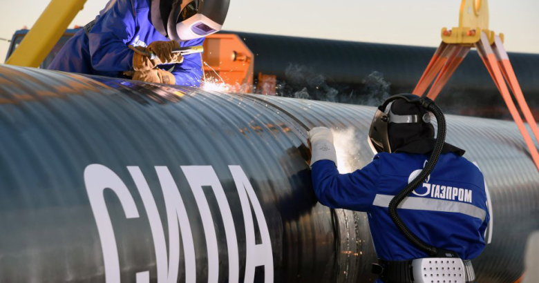 Сварка шва на церемонии соединения первого звена магистрального газопровода "Сила Сибири" на Намском тракте у села Ус Хатын.