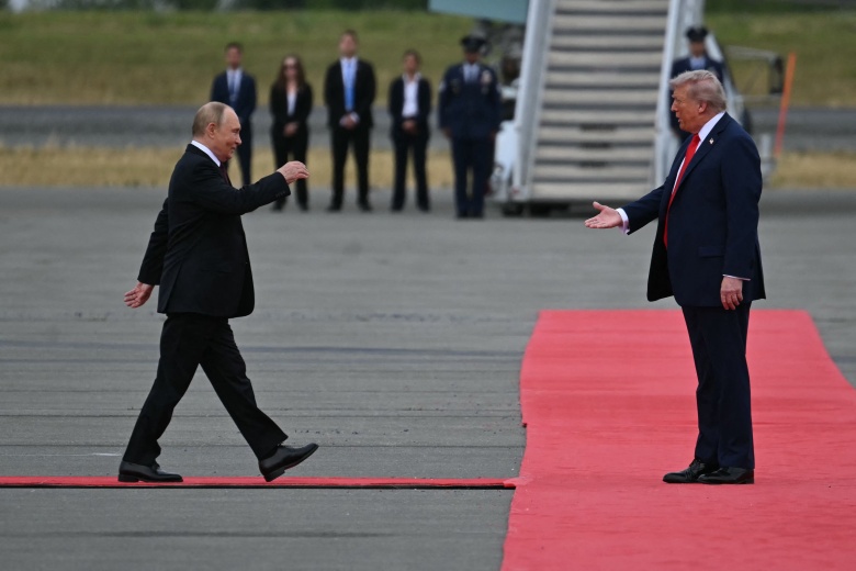 Дональд Трамп приветствует Владимира Путина на взлетно-посадочной полосе военной базы Элмендорф-Ричардсон в Анкоридже.