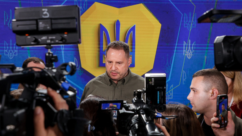 Глава офиса президента Украины Андрей Ермак беседует с представителями СМИ в Киеве, Украина, 27 августа 2024 года.