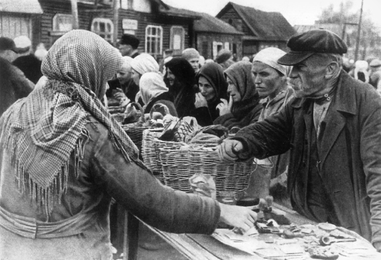 Покупатели на блошином рынке