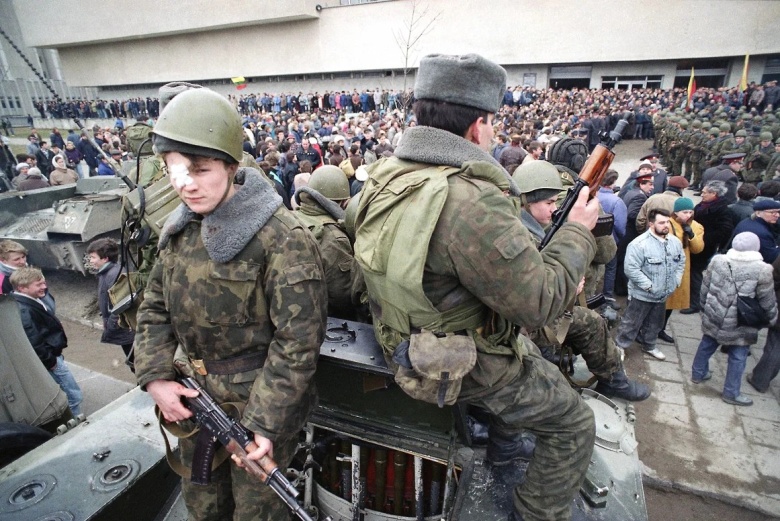 Советские солдаты неподалеку от телецентра в Вильнюсе. 1991 год