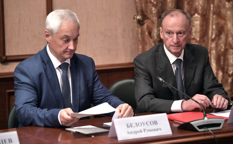 Помощник президента РФ Андрей Белоусов и секретарь Совета безопасности РФ Николай Патрушев на заседании Военно-промышленной комиссии, 2017 год