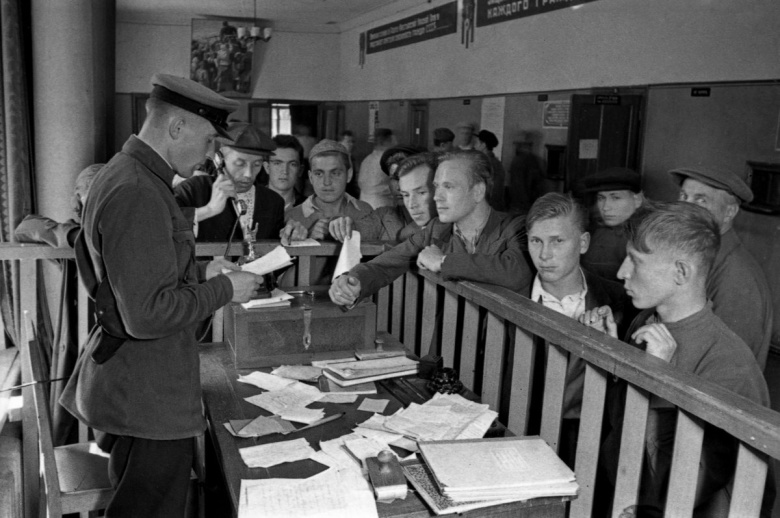 Первый день мобилизации. Дежурный Октябрьского военкомата Москвы принимает заявления об отправке на фронт. 23 июня 1941 г. Фото: А. Устинова / Главархив Москвы / mos.ru