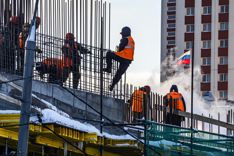 Рабочие на строительной площадке жилого комплекса