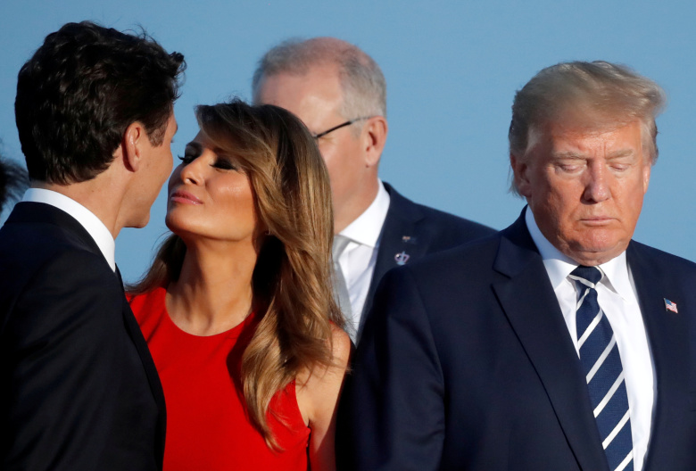 Джастин Трюдо, Мелания Трамп и Дональд Трамп во время фотографирования с приглашенными гостями, саммит G7 в Биаррице, 25 августа 2019 года