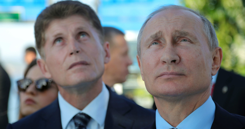 Владимир Путин и Олег Кожемяко во время осмотра выставки "Улица Дальнего востока". Фото: Михаил Климентьев / РИА Новости