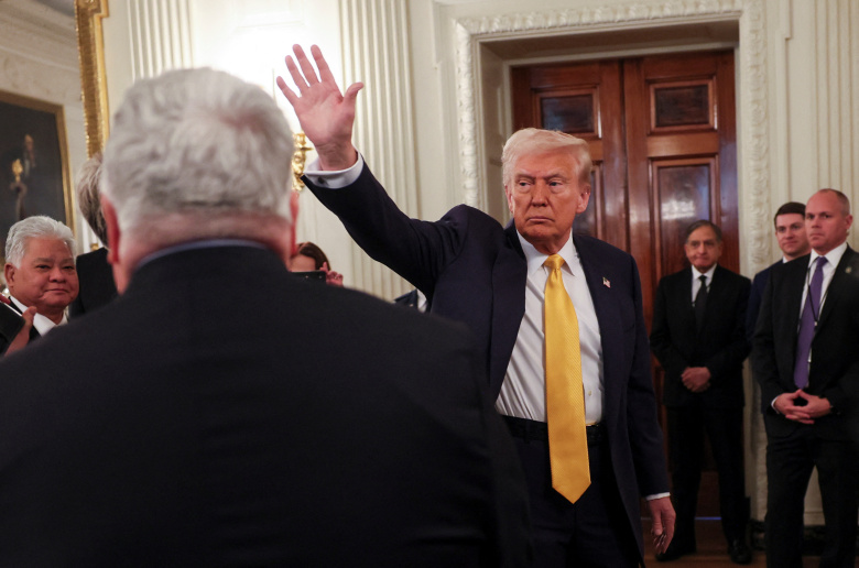 Вашингтон, Белый дом, 21 февраля 2025 года. Президент США Дональд Трамп приветствует участников ежегодной конференции Национальной ассоциации губернаторов