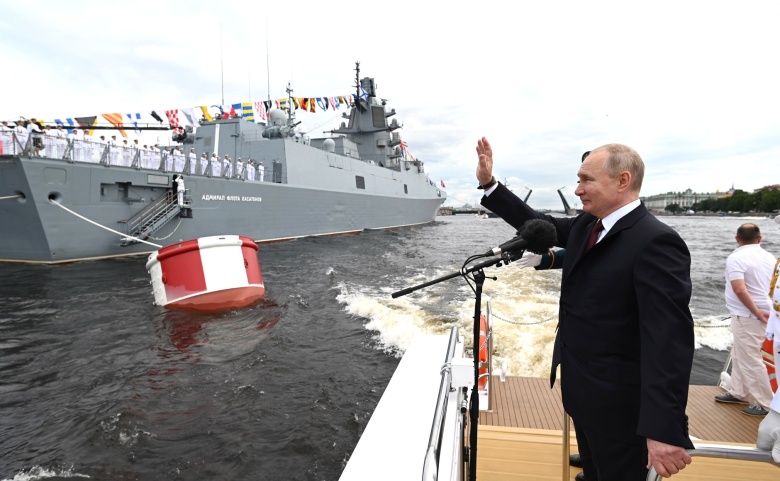 Верховный главнокомандующий Владимир Путин во время военно-морского парада 25 июля