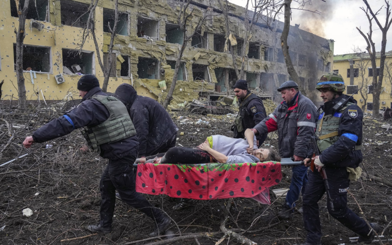 Кадр из фильма "20 дней в Мариуполе". Этот снимок Евгения Малолетки под названием "Осада Мариуполя", сделанный 9 марта 2022 года, получил премию World Press Photo за 2023 год