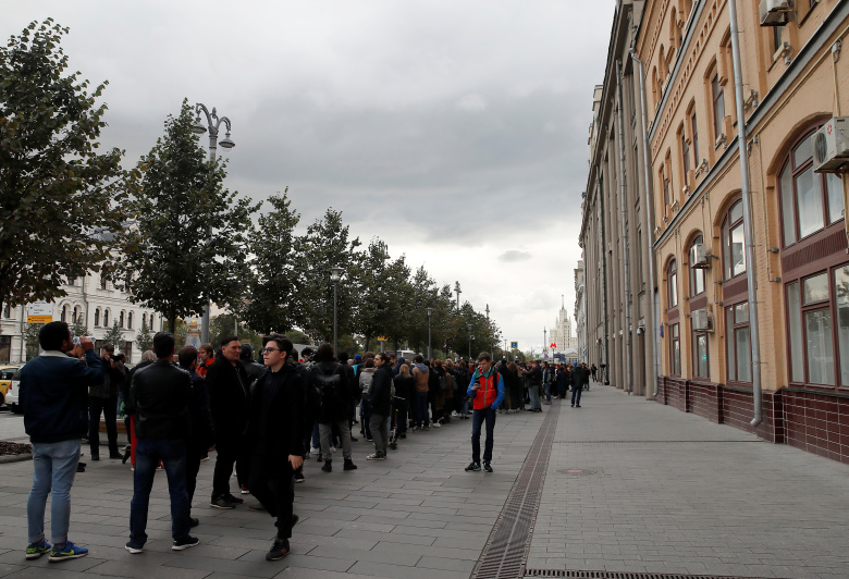 Очередь из желающих встать в одиночный пикет в поддержку актера Павла Устинова и других фигурантов «московского дела». Фото: Maxim Shemetov / Reuters