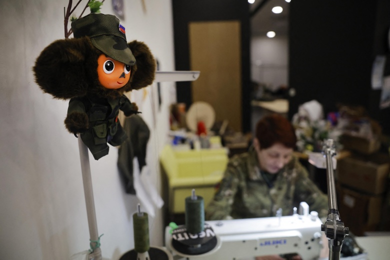 Чебурашка на предприятии по пошиву камуфляжной формы для российских солдат