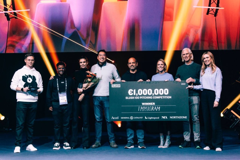 Команда Immigram празднует победу в питчинг-конкурсе Slush 100, 18 ноября 2022 года
