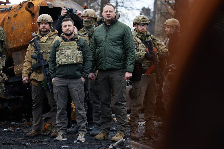 Владимир Зеленский и Андрей Ермак во время поездки по освобождённым от российских войск населённым пунктам Киевской области, 4 апреля 2022 года