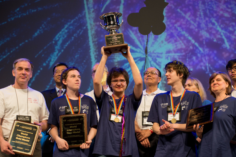 Команда МГУ на чемпионате мира по программированию ACM ICPC в Пекине: Григорий Резников, Михаил Ипатов, Владислав Макеев, Елена  Андреева. Фото: Randy Piland / icpcnews.com