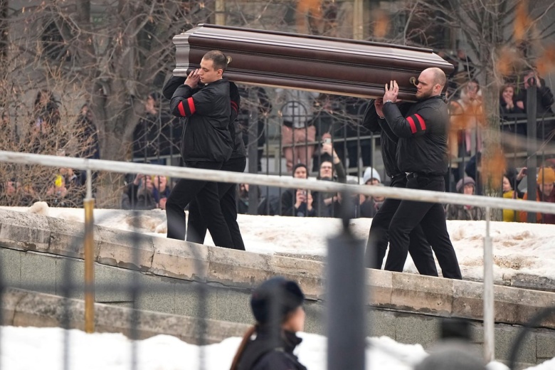 Гроб с телом Алексея Навального
