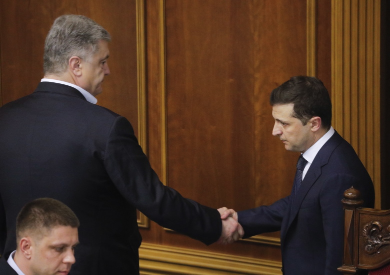 Петр Порошенко и Михаил Зеленский. Фото: Sergey Dolzhenko / EPA / ТАСС