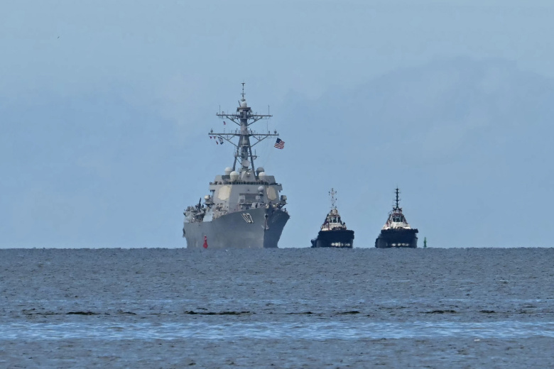 Эсминец USS Gravely недалеко от побережья Порт-оф-Спейн в Карибском море, 26 октября 2025 года