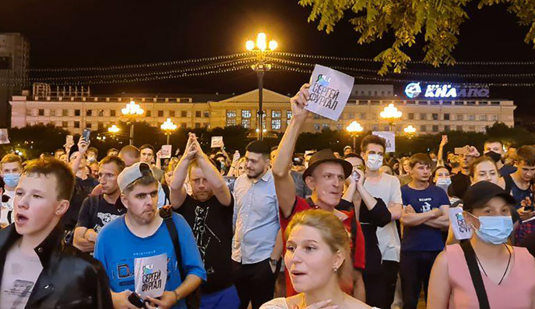 Жители города во время митинга в поддержку Сергея Фургала у здания правительства Хабаровского края. Фото: Евгения Пустовит / ТАСС