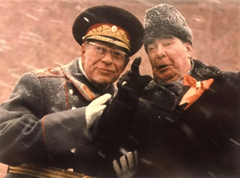 Министр обороны СССР маршал Дмитрий Устинов и Генеральный секретарь ЦК КПСС Леонид Брежнев на трибуне мавзолея, 7 ноября 1979 г. (за три года до смерти Брежнева)