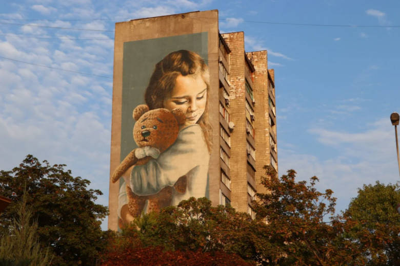 Мурал «Милана» в Мариуполе до российской оккупации, 2019 год