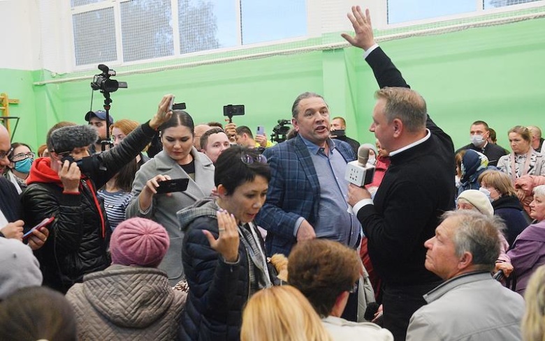 Народный сход в селе Бужаниново. Глава Сергиево-Посадского городского округа Михаил Токарев (в центре справа) во время встречи с жителями села.