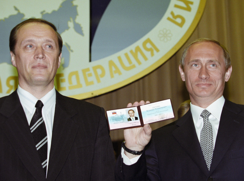 Председатель Центризбиркома Александр Вешняков вручил Владимиру Путину удостоверение об избрании его президентом Российской Федерации, 2000. Фото: Владимир Родионов / РИА Новости