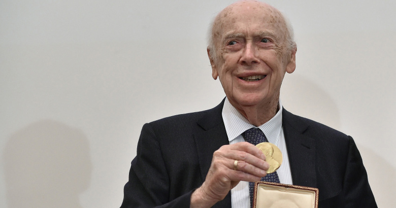 Американский биолог, лауреат Нобелевской премии по физиологии и медицине 1962 года Джеймс Уотсон во время церемонии возвращения ему Нобелевской медали.