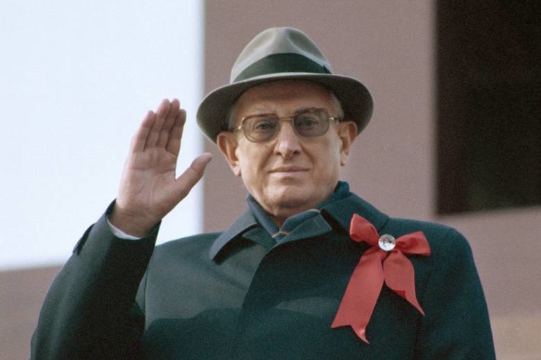 Красная площадь. 1 мая 1983 года. Генеральный секретарь ЦК КПСС Юрий  Андропов на трибуне мавзолея В.И. Ленина. Фото: Эдуард Песов  / ТАСС