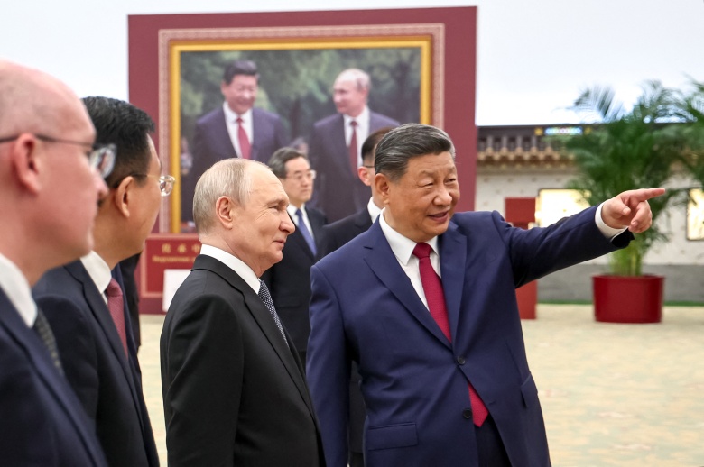 Пезидент РФ Владимир Путин и председатель КНР Си Цзиньпин на фотовыставке, посвященной российско-китайским отношениям.
