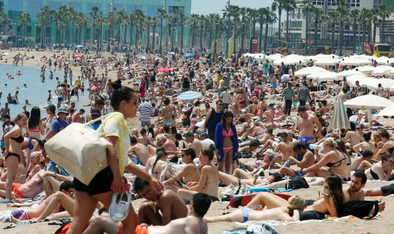 Пляж в Барселоне. Фото: Albert Gea / Reuters